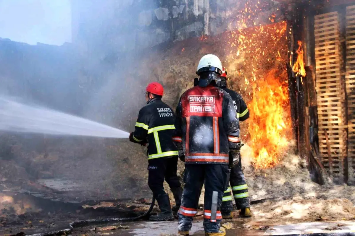 akyazida atolyede yangin YFzbQDvp.jpg