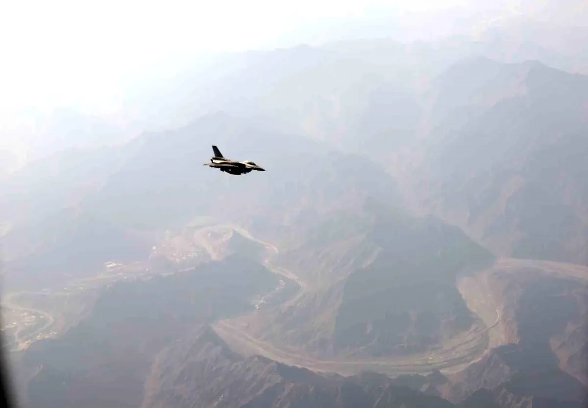 erdoganin maskat havaalanina inisinde f 16 savas ucaklari eslik etti mwvf5832.jpg