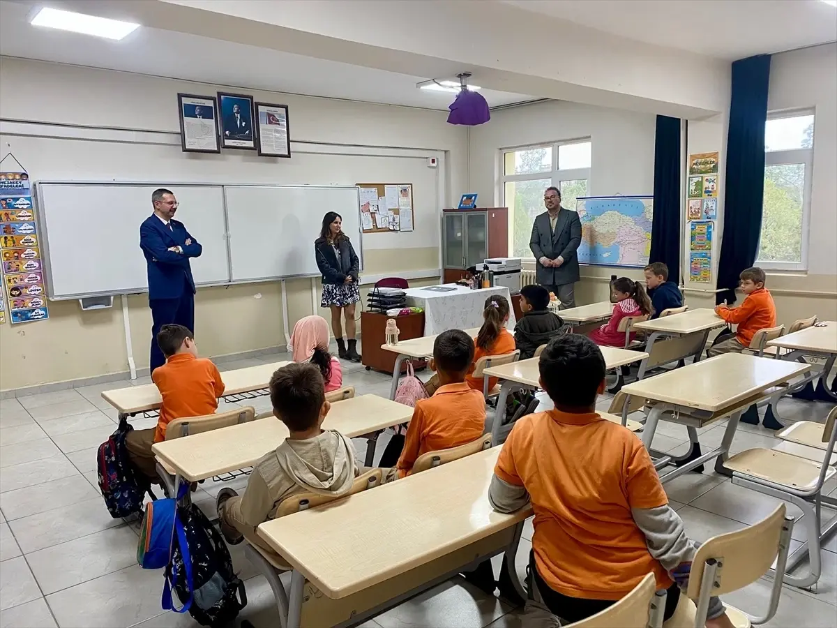 pinarhisar kaymakami enver ozderin ogrencilerle bulustu ZsaGuXrE.jpg