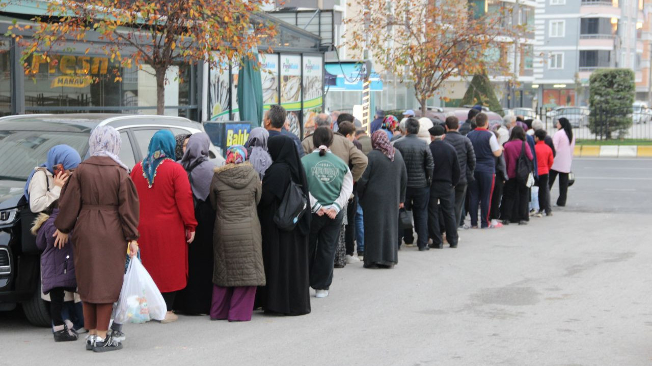 denizi olmayan sehirde hamsi 40 tlye dustu vatandas kuyruk olusturdu RnNu8GAi.jpg