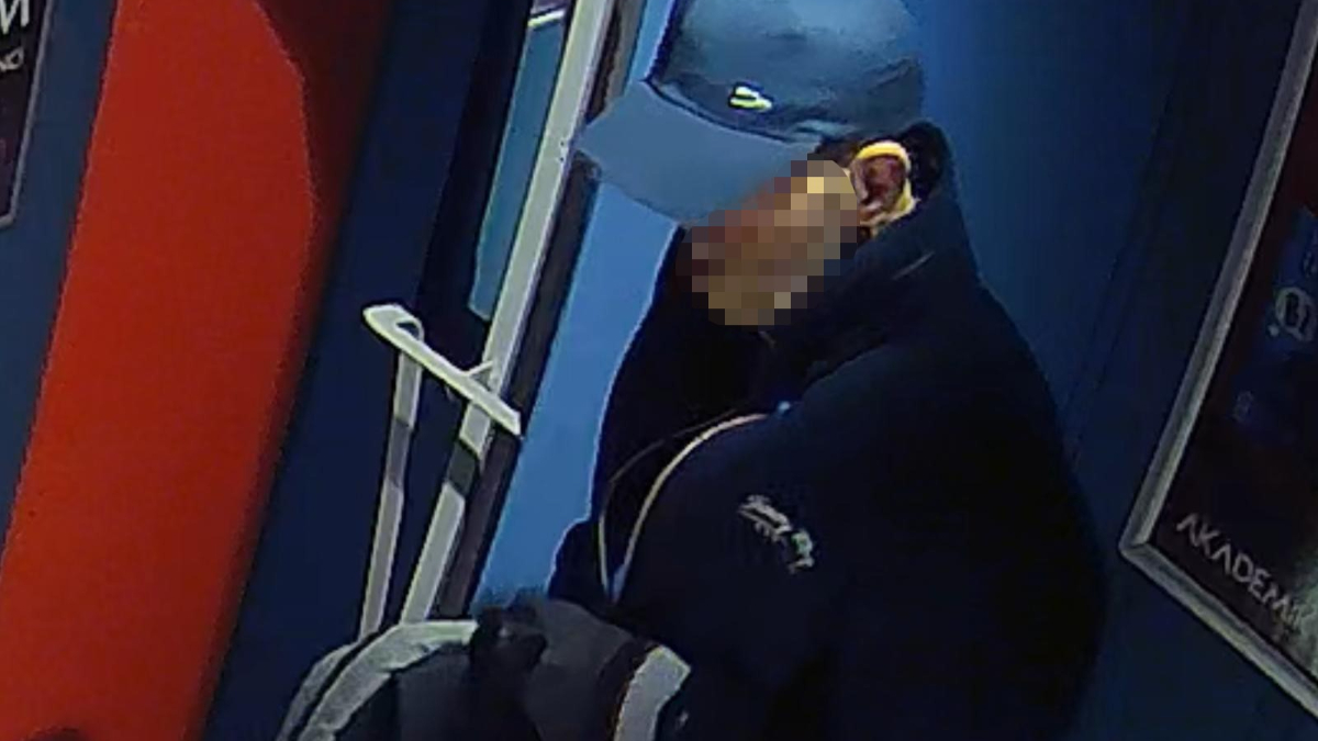 istanbulda piskin hirsiz guvenlik kamerasinda w8QS2LhG.jpg