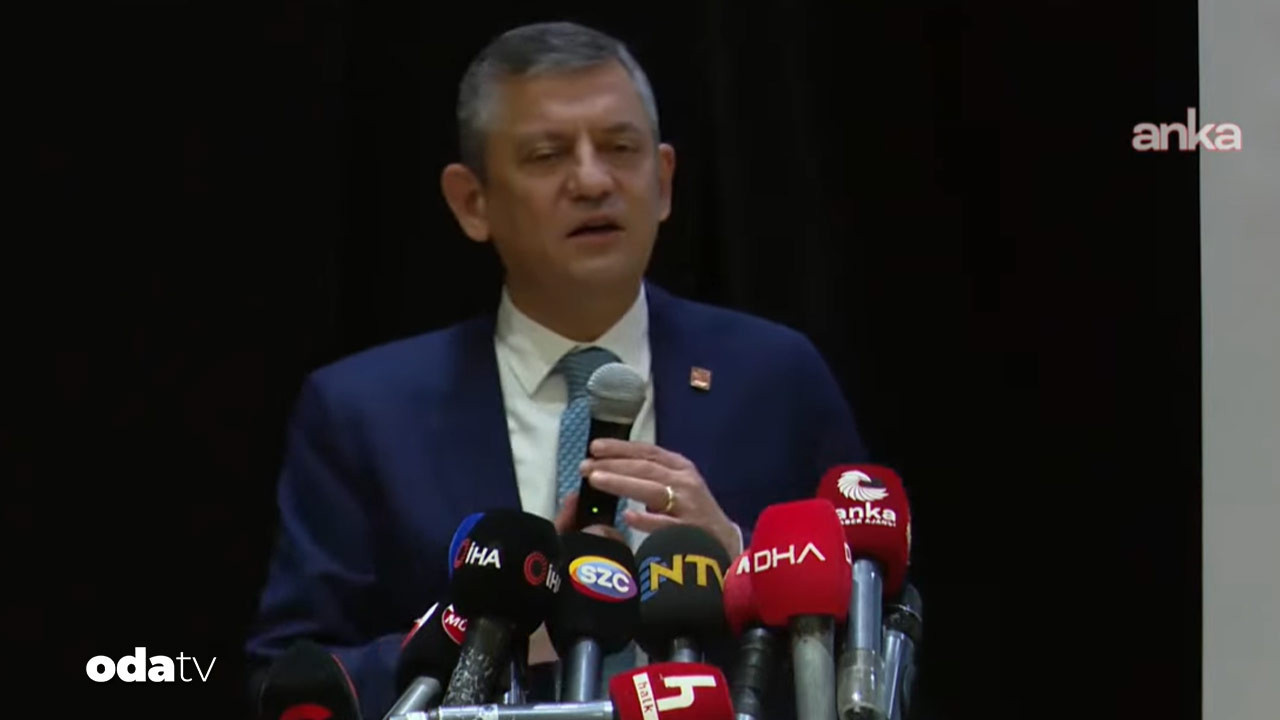 Ekrem İmamoğlu’na verilen İnsan Hakları Onur Ödülü Özgür Özel’e takdim edildi
