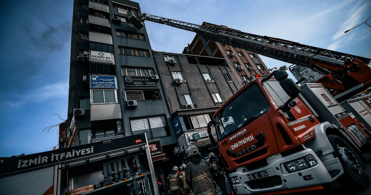 İzmir’de iş hanını alevler sardı, itfaiye 12 kişiyi kurtardı